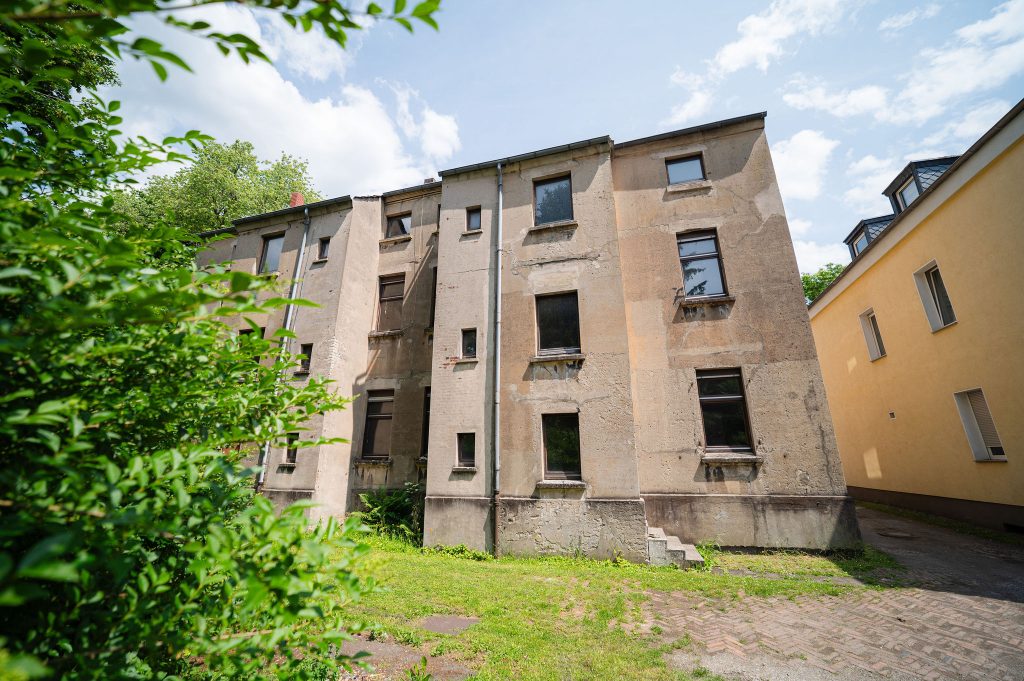 Das baufällige Gebäude der Devensstraße 3 in Gelsenkirchen von außen.